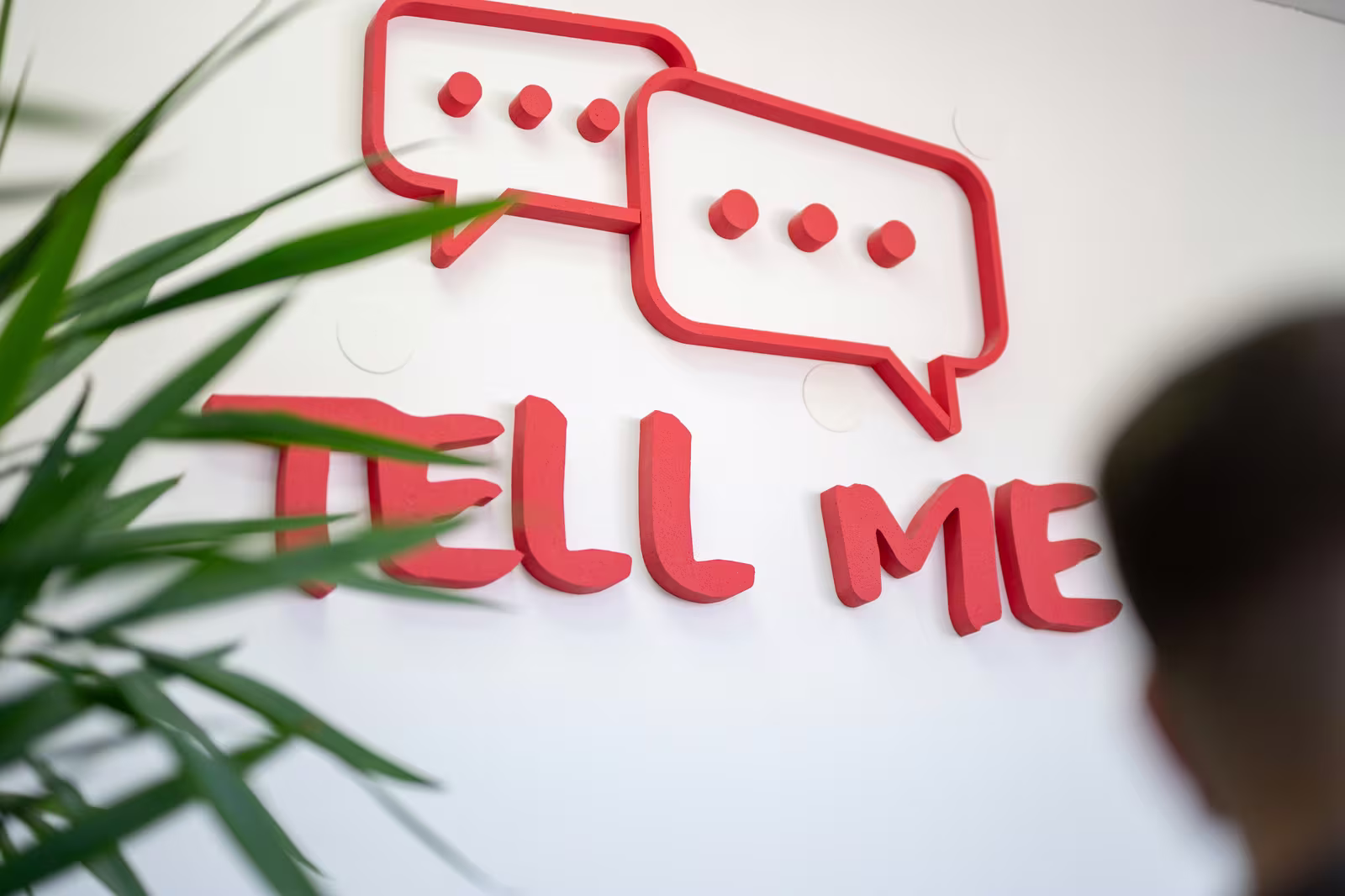 TELL ME logo na zidu